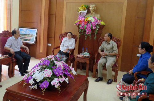 Chủ tịch Quốc hội Lào có cuộc gặp với Bí thư Huyện ủy Kỳ Sơn.