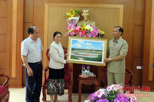 Đồng chí Bí thư Huyện ủy Kỳ Sơn tặng quà lưu niệm Chủ tịch Quốc hội Lào.
