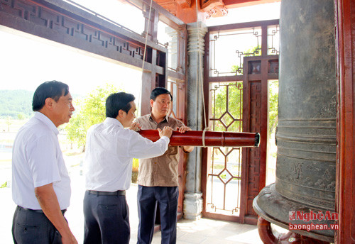 Sáng cùng ngày, đoàn tới thăm Khu di tích lịch sử Truông Bồn. Đồng chí Đinh La Thăng và đại diện lãnh đạo tỉnh Nghệ An làm lễ thỉnh chuông trước khi vào tưởng niệm các anh hùng liêt sỹ.