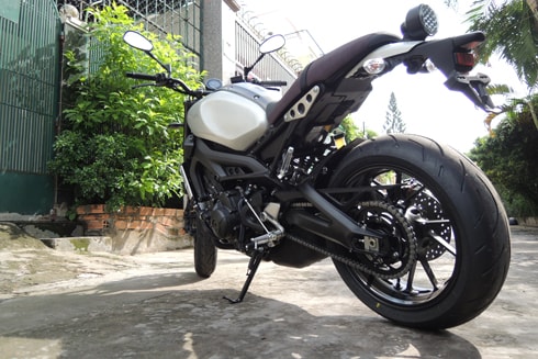 XSR900 bản nhập khẩu tư nhân có giá bán 390 triệu đồng tại Việt Nam. 