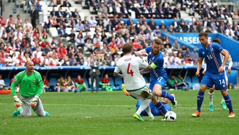 Tình huống dẫn đến quả penalty cho Iceland