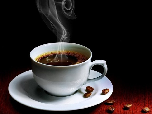 Uống cà phê ở nhiệt độ cao hơn 65 độ C có thể gây ung thư thực quản. Ảnh: Mrwallpaper.
