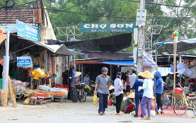 Hàng tháng, chợ chỉ họp vào các phiên ngày lẻ (âm lịch).Trước đây chợ còn có truyền thống, từ 3 giờ đến 6 giờ sáng là phiên chợ mua bán đông vật như trâu, bò, lợn, gà…Người dân khắp nơi, ai có gì hay muốn mua gì cũng đều tới chợ để mua bán, trao đổi. Bây giờ phiên chợ động vật bắt đầu ít dần và có nguy cơ mất đi bởi nhu cầu chăn nuôi của người dân không còn nhiều nữa.