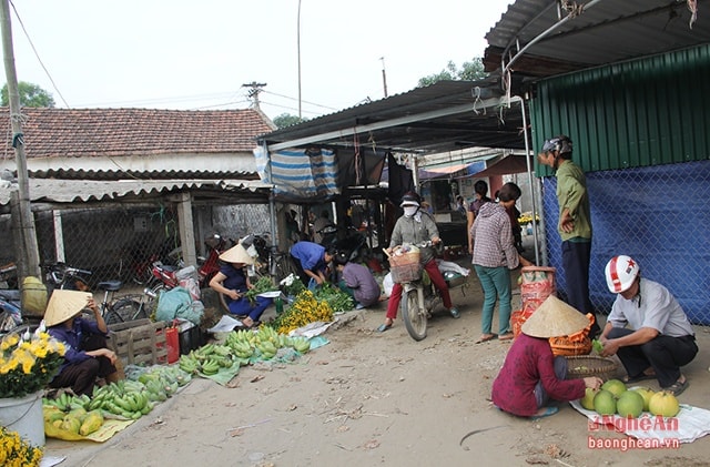 Trải bạt và bán hàng ngày cạnh các lối đi một cách ngay ngắn là đặc trưng của phiên chợ quê