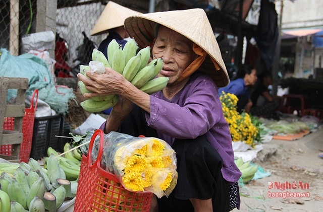 Bà cụ này đi chợ rất sớm để chọn món ưng ý bày bàn thờ ngày rằm