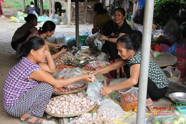 Không chỉ là nơi bán mua, chợ còn là nơi gặp gỡ