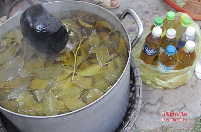 hay những bát nước chè được múc từ chiếc gáo dừa.