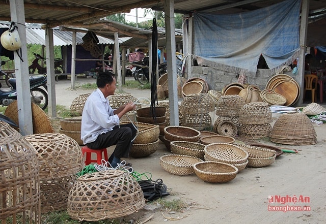 Những hàng rổ rá do tự tay người dân đan được cũng được đưa ra chợ bán phục vụ những ngày mùa.