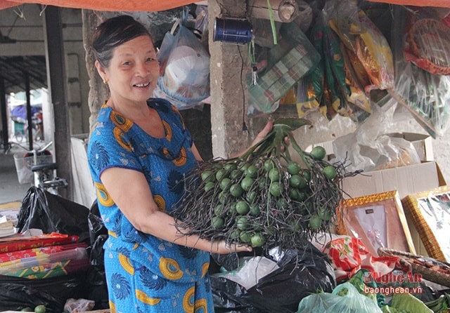 Bà Nguyễn Thị Ngân (63 tuổi, xã Nghi Thạch) cho biết: “12 tuổi tôi đã theo mẹ ra chợ Sơn bán, đến bây giờ ngót ngét cũng hơn 50 năm. Từng gian hàng, từng con người nơi đây đối với tôi quá đỗi gần gũi và quen thuộc”.
