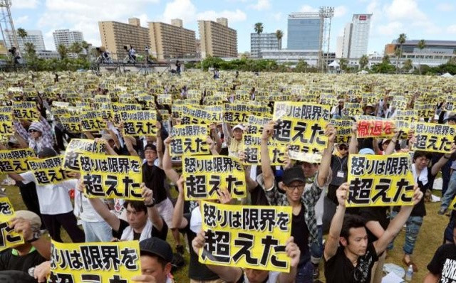 Hàng nghìn người giơ biểu tình phản đối sự xuất hiện của quân đội Mỹ tại Okinawa ngày 19/6. Ảnh: Reuters.