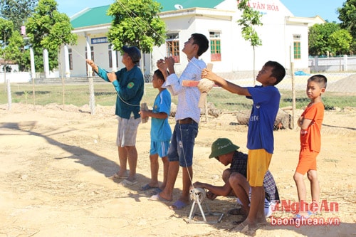 khi nắng chiều còn gắt, thanh, thiếu niên đã rủ nhau đi chơi diều và nhiều khi phải chen chân nơi bóng râm của…. cột điện.