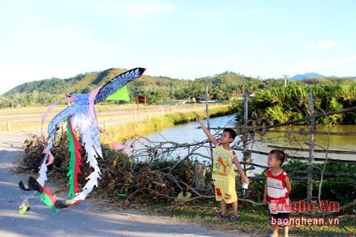 Các bé mẫu giáo cũng đã biết thả diều. Trong hình: Hai em bé ở xã Võ Liệt