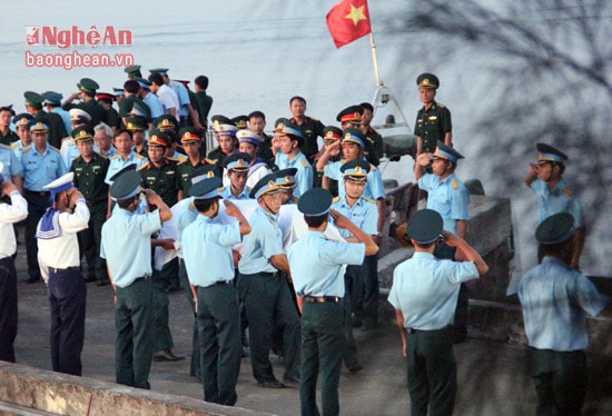 Thượng tá phi công Trần Quang Khải trở về trong vòng tay đồng đội.