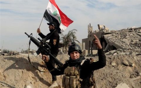 Binh sĩ Iraq cắm cờ ở trung tâm thành phố Fallujah. Ảnh AP.