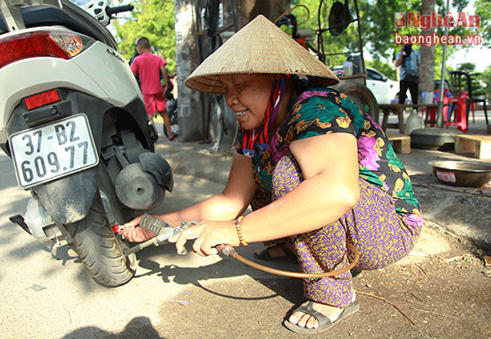 Không ít lần bà Hòa sửa giúp và khách hành không quen nợ tiền sửa xe khi họ không mang theo tiền.
