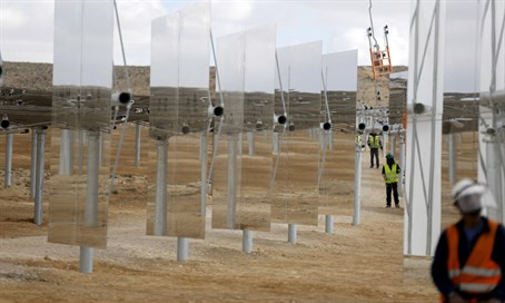 Công trình tháp năng lượng mặt trời cao nhất thế giới tại sa mạc Negev của Israel. Ảnh: Reuters.