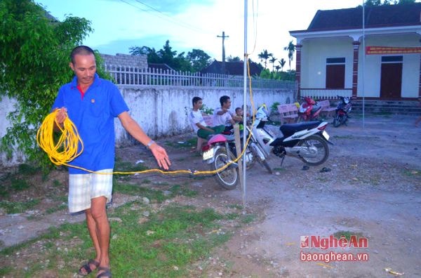 Anh Nguyễn Duy Tân còn kéo điện từ nhà mình để phục vụ ánh sáng cho mọi người chơi bóng chuyền.