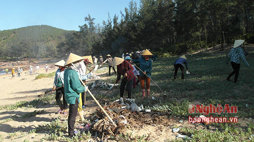 Các đoàn viên thanh niên, hội phụ nữ xã Nghi Tiến ra quân dọn vệ sinh môi trường 6,7km bãi biển