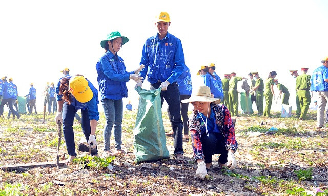 ình nguyện viên tham gia dọn rác tại bãi biển xã Quảng Vinh (Sầm Sơn, Thanh Hóa) - Ảnh: Minh Châu
