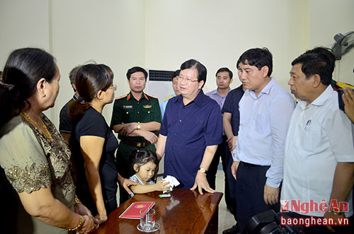 Phó Thủ tướng Trịnh Đình Dũng ân cần thăm hỏi, động viên, chia sẻ cùng gia đình Đại tá Trần Quang Khải.