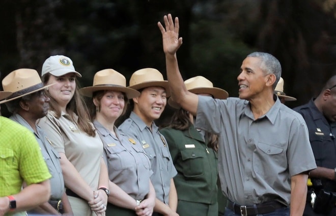 Obama chào người dân và các nhân viên kiểm lâm làm việc tại công viên.