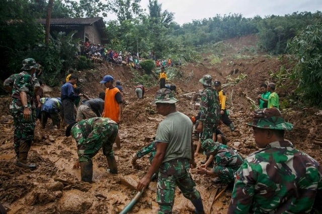 Vùng Kampung Sewuresidential thuộc tỉnh Trung Java, Indonesia đang ngập chìm trong lũ lụt.