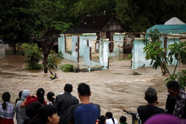 Lực lượng cứu hộ Indonesia đang nỗ lực tìm kiếm những nạn nhân trong vụ lở đất ở làng Caok, thuộc Purworejo, tỉnh Trung Java