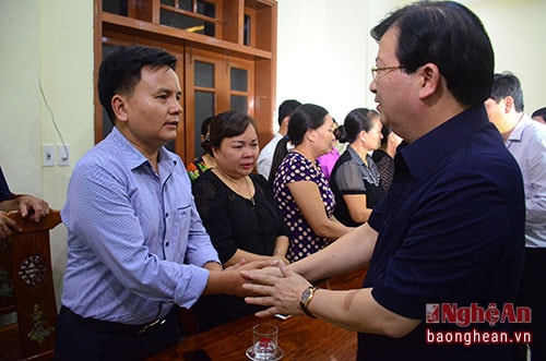 Anh Trần Minh Hùng (bên trái) nhận lời chia sẻ của Phó Thủ tướng Trịnh Đình Dũng. Qua Báo Nghệ An, thay mặt gia đình, anh Hùng gửi lời cảm ơn sâu sắc đến Đảng, Nhà nước, Quân đội và nhân dân cả nước đã nỗ lực tìm kiếm, động viên, chia sẻ cùng gia đình.