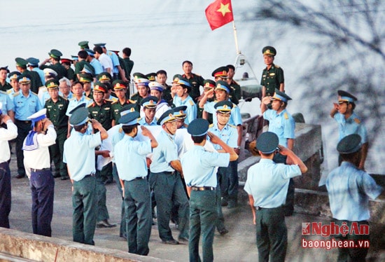Phi công Trần Quang Khải trở về trong vòng tay đồng đội