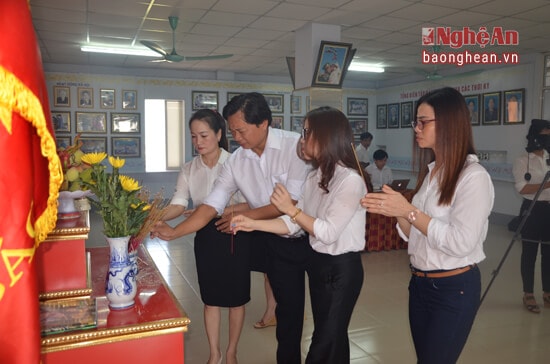 Đại diện các phòng ban dâng hương, báo công với Bác