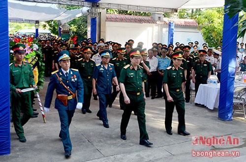 Đoàn đại biểu Quân ủy Trung ương, Bộ Quốc phòng vào viếng Đại tá Trần Quang Khải.