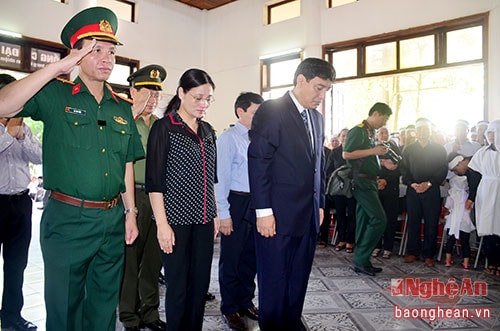 Đoàn đại biểu Tỉnh ủy, HĐND, UBND, Ủy ban MTTQ Việt Nam tỉnh Nghệ An kính viếng Đại tá Trần Quang Khải.