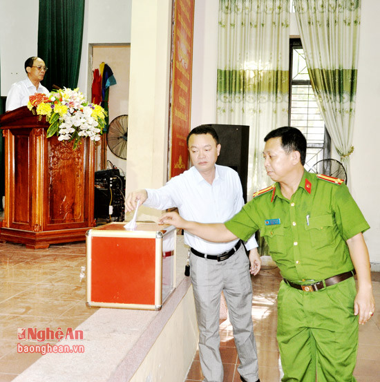 Các đại biểu bỏ phiểu bầu chức danh Chủ tịch HĐND phường Hưng Phúc khóa III, nhiệm kỳ 2016-2021.