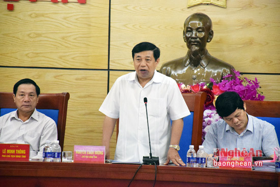 Đồng chí Nguyễn Xuân Đường - Phó Bí thư Tỉnh ủy, Chủ tịch UBND tỉnh chủ trì cuộc họp.