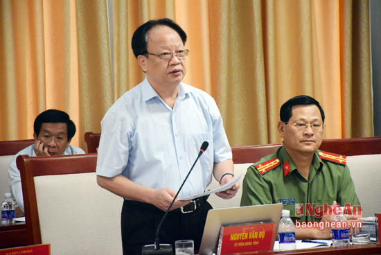 Đồng chí Nguyễn Văn Độ - Uỷ viên UBND tỉnh, Giám đốc sở Tài chính báo cáo công tác thực hiện 6 tháng đầu năm và triển khai nhiệm vụ, giải pháp 6 tháng cuối năm.