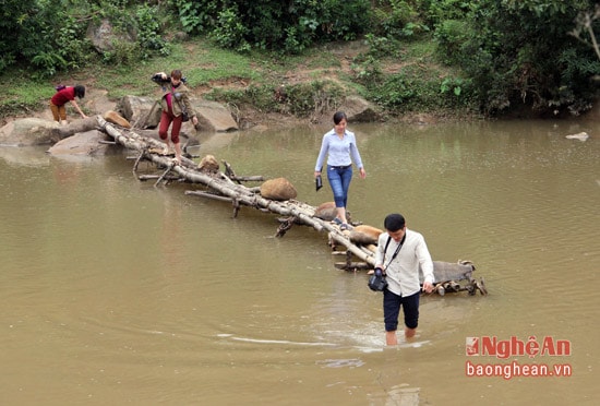 Những con đèo, con suối in hằn dấu chân người làm báo.