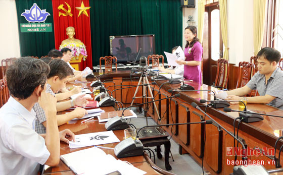 Đồng chí Nguyễn Thị Hồng Hoa, Phó Trưởng ban Tuyên giáo cho ý kiến về các logo