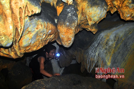 theo những người dân địa phương thì hang đá này vốn là kho vũ khí quân sự trong chiến tranh. Đến nay tất cả khí tài đã được chuyển đi và hang đá được trản lại vẻ tĩnh lặng triệu năm của nó.