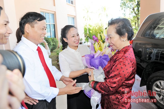 l Đồng chí Nguyễn Thị Doan (Nguyên Phó Chủ tịch nước) thăm và làm việc tại Báo Nghệ An -  tháng 9/2015, nhân dịp Báo Nghệ An đón nhận danh hiệu Anh hùng Lao động thời kỳ đổi mới. Ảnh: P.V