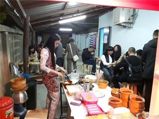 Rot Jib cho biết cô được thừa hưởng tài nấu ăn của mẹ, sau đó cô mở cửa hàng tại thành phố Chiang Rai, miền bắc Thái Lan. Nhờ sắc đẹp của Rot Jib, cửa hàng của cô chỉ trong thời gian ngắn đã thu hút rất nhiều khách.
