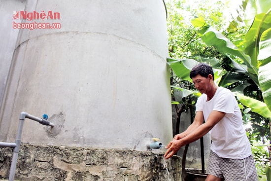 ông nguyễn văn Trung xóm 7 Hưng Nhân hưng nguyên đầu tư bể nước  mưa để ăn uống.