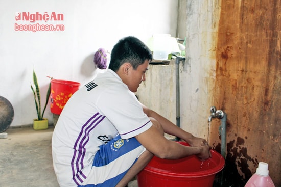 Gia đình ông Nguyễn Loan ở xóm 3, xã Hưng Nhân (Hưng Nguyên) phải dùng nước giếng khoan nhiễm phèn.