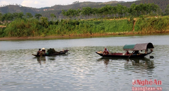                         Từ 4 – 5 h sáng, người đánh tôm đã có mặt trên sông để kéo đó lấy tôm