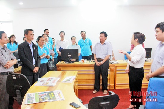 Đoàn công tác Thông tấn xã Lào thăm mô hình Tòa soạn hội tụ Báo Nghệ An (tháng 6/2016). Ảnh: Hoài Thu