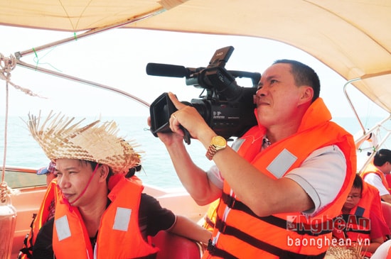 Phóng viên Báo Nghệ An tìm hiểu thông tin về lũ lụt tại xã Nam Lộc (Nam Đàn) tháng 9/2015. l Quay phim ở Đảo Ngư. Ảnh: Đức Chuyên