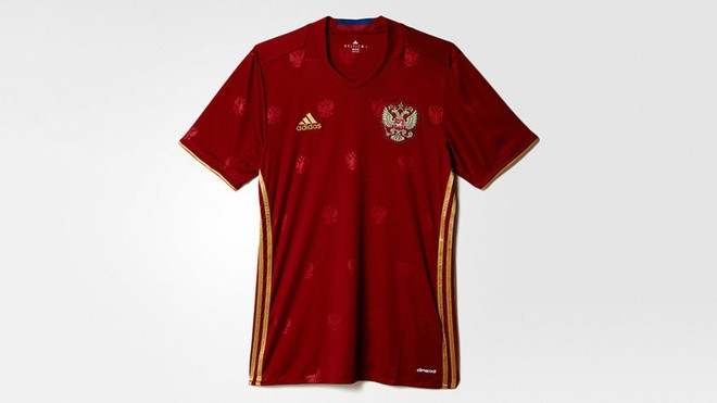 Áo của đội tuyển Nga xếp ở vị trí thứ ba với màu đỏ đậm, điểm các họa tiết chìm và sọc vàng hai bên lườn.