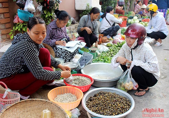 Nắng nóng khiến các loại cua, hến...để nấu các món canh mát bán chạy