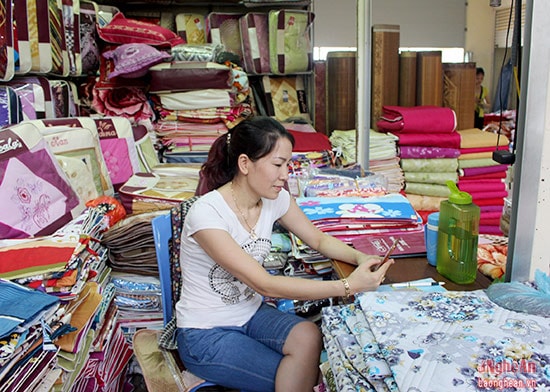 Nhiều tiểu thương bán chăn ga, gối, quần áo bán lẻ tại chợ Vinh ngồi không vì hàng ế ẩm