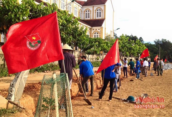 đoàn xã Hùng sơn đa ra quân tình nguyện cùng với cán bộ và nhân dân Thôn 8 làm lại sân bóng đá.