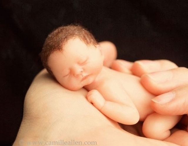 Camille Allen là một nghệ sĩ từ Anh, người đã tạo ra tác phẩm điêu khắc thu nhỏ của trẻ sơ sinh.